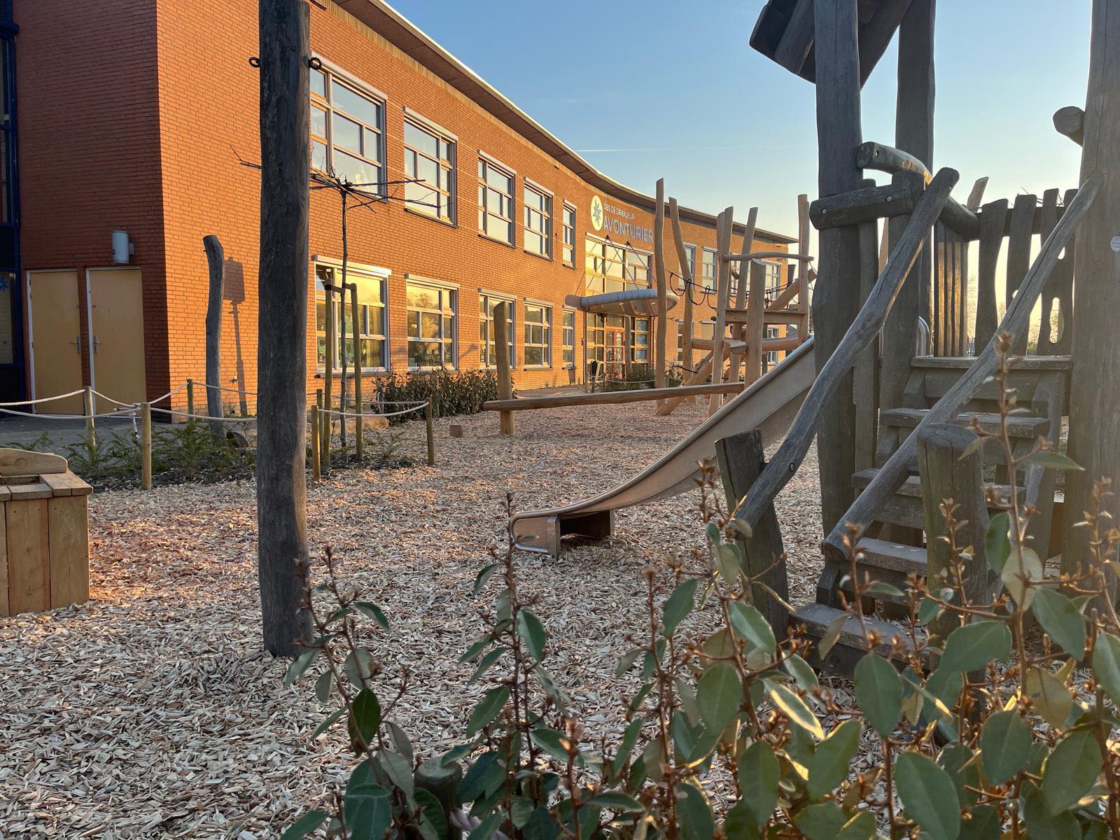 Je bekijkt nu Drie nieuwe groenblauwe schoolpleinen